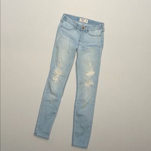 Ripped jeans w white eyelet underneath, slim 11/12